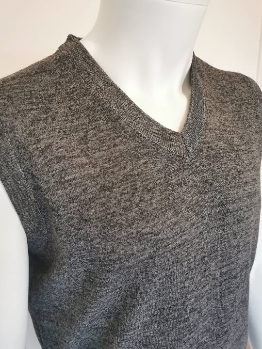 Pulls cols "V" débardeurs gris foncé - Chemise Belgium